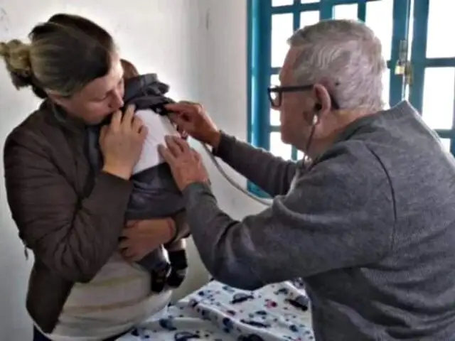 Pediatra de 92 años atiende gratuitamente a niños de escasos recursos