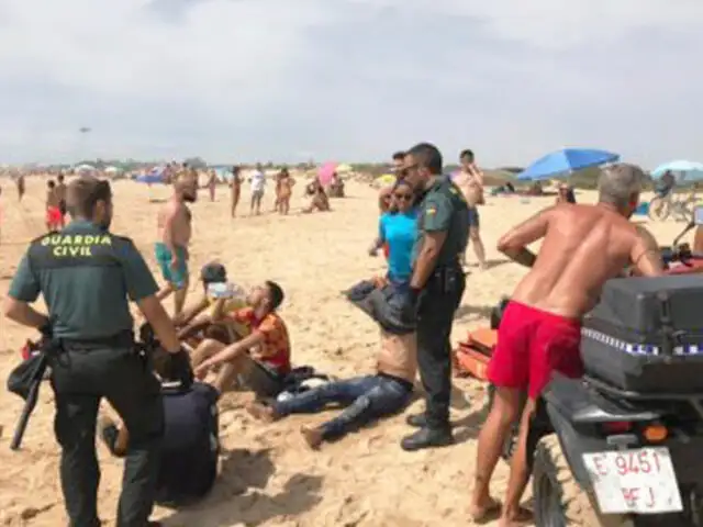 España: embarcación con inmigrantes llega a playa de Cádiz ante el asombro de bañistas