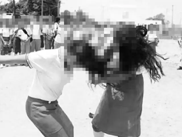 Tumbes: dos escolares protagonizan pelea callejera
