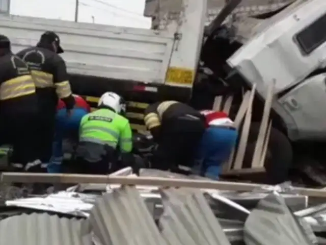 Carabayllo: al menos tres heridos deja choque de camión contra vivienda