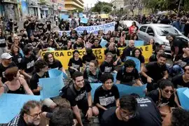 Brasil: miles marchan vestidos de negro contra presidente Bolsonaro