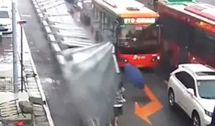 China: valla derribada por el viento cae sobre varios peatones