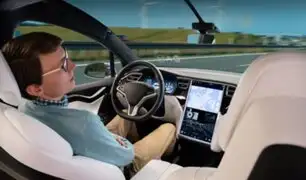 Captan a conductor durmiendo mientras conduce un Tesla en la carretera