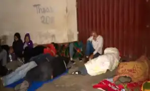 Venezolanos duermen en exteriores de la Diprove para tramitar antecedentes policiales