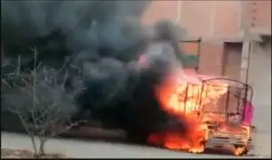 Comas: vecinos incendian mototaxi que era usada por delincuentes