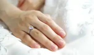 Mujer sueña que se traga su anillo de compromiso y se hace realidad