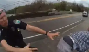 Hombre salta de un puente y policías lo agarran en el último segundo