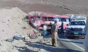 Choque de bus contra cerro mató a 26 personas en Pakistán