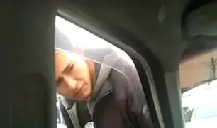 Chofer golpea a otro conductor y le rompe espejo del auto