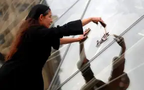 Activistas manchan pirámide del Louvre en rechazo a compañía petrolera