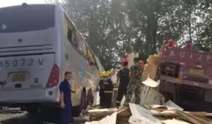 China: al menos 36 muertos tras choque de bus turístico con camión