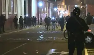 [ESTA NOCHE] Se registra un herido durante disturbios en los exteriores del Congreso