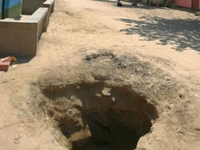 Piura: Damnificados por Niño costero cavan huecos para conseguir agua potable