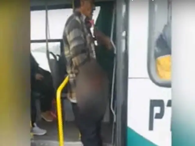 Hombre es captado orinando en bolsa al interior de bus de transporte público