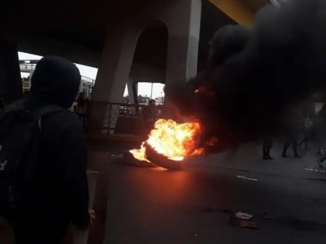 Alumnos de la UNMSM bloquean avenida Venezuela en rechazo a obras del bypass