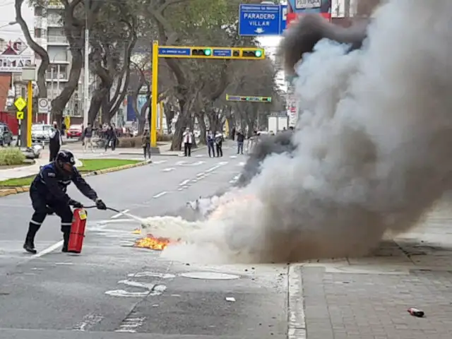 [VIDEO] Motocicleta de Serenazgo se incendió en plena avenida Arequipa