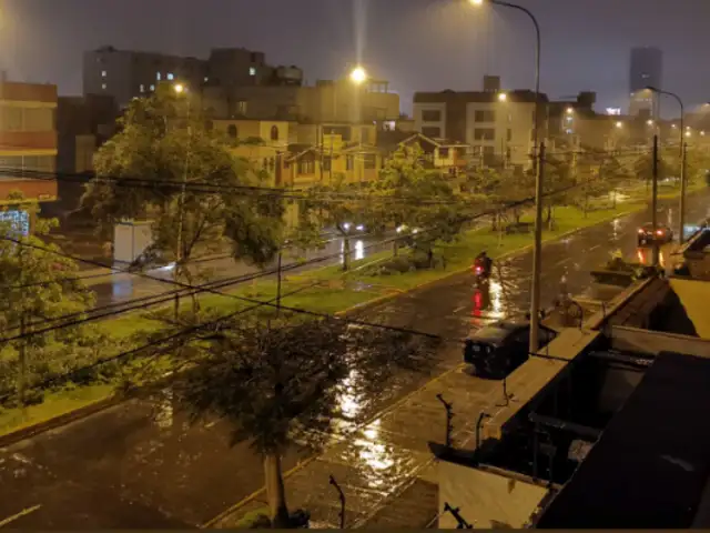 Inusual intensidad de lluvias cayó sobre Lima la noche del viernes