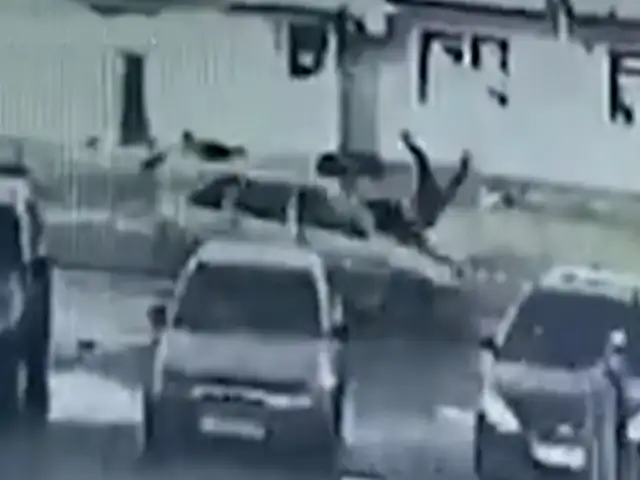 Rusia: mujer fue arrollada varios metros tras cruzar la pista