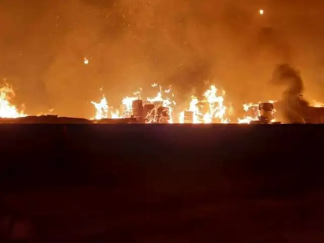 Chosica: incendio de grandes proporciones destruye fábrica de papel