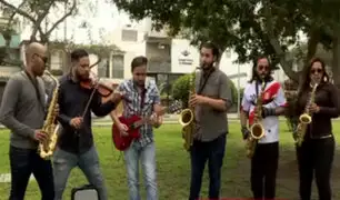 "Integrados band": músicos extranjeros tocan en parques y semáforos