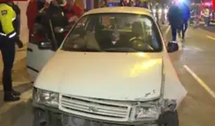 Cercado de Lima: autos chocan por semáforo malogrado
