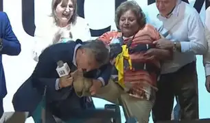 ¡Mi cenicienta!: presidente de Argentina le besó el pie a una mujer durante mitin
