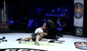 Luchador deja inconsciente a su rival y se niega a soltarlo