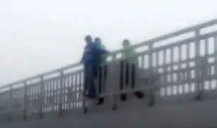 SMP: policía impide que hombre salte de puente en avenida Perú
