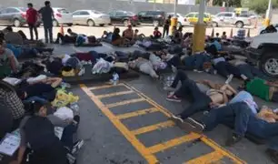 Cientos de migrantes mexicanos acampan en puente fronterizo para exigir asilo en EE.UU