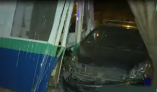 Santa Beatriz: auto se estrella contra caseta de Serenazgo e impacta a vehículo de Panamericana TV