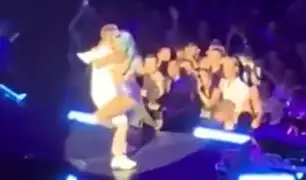 VIDEO: Lady Gaga cayó del escenario tras subirse encima de un admirador