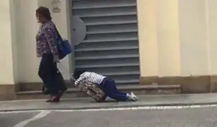 VIDEO: madre arrastra a su hijo dormido para llevarlo a la escuela