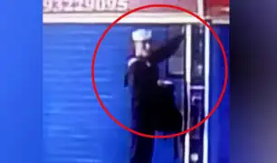 Sujeto vestido como marino es captado robando relojes en galería del Callao