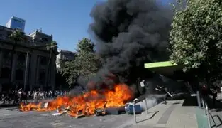 Crisis en Chile: manifestantes incendian acceso a estación del metro de Santiago