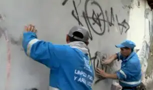 “Paredes Limpias”: borran graffitis en fachadas de viviendas de Miraflores