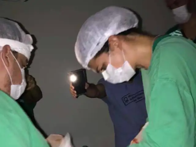Médicos utilizan linternas de sus celulares durante cirugía en medio de apagón eléctrico