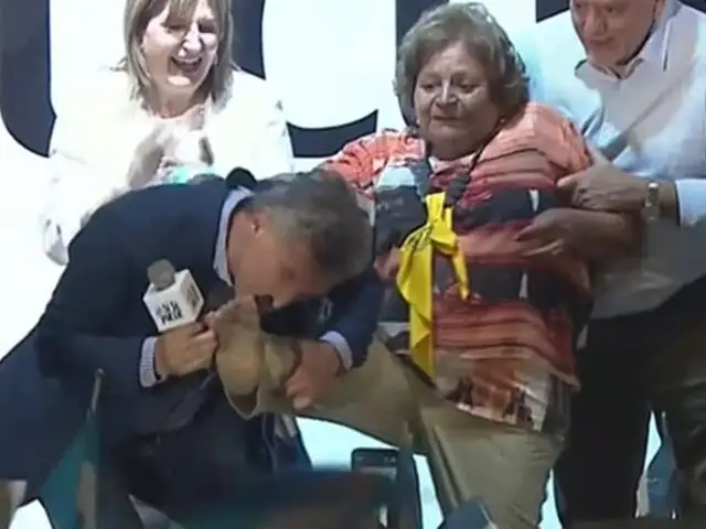¡Mi cenicienta!: presidente de Argentina le besó el pie a una mujer durante mitin