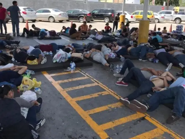 Cientos de migrantes mexicanos acampan en puente fronterizo para exigir asilo en EE.UU