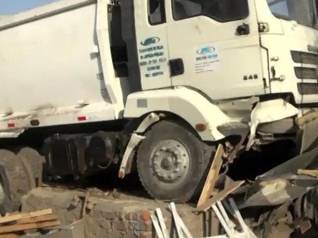 Camión de basura impacta lavaderos de autos en avenida Ramiro Prialé