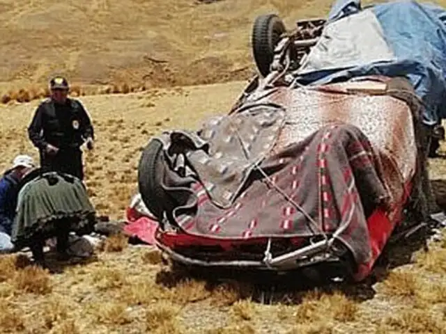 Cusco: conductor se olvida de poner freno de mano y camioneta cae por abismo