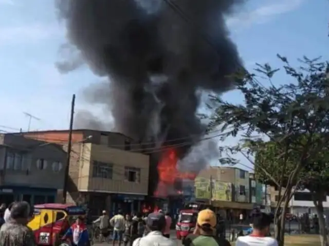 Chimbote: incendio consume varios puestos en mercado 