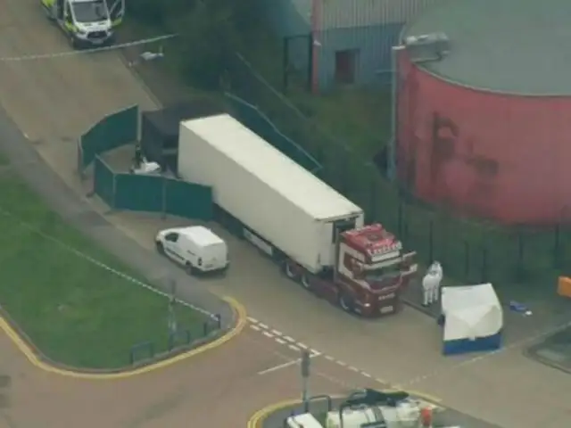 Policía británica halla 39 cadáveres dentro de un camión