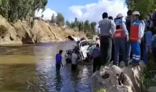 Combi llena de pasajeros cae a Río Mantaro y reportan varios fallecidos