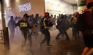 Hong Kong: manifestantes atacan centro comercial y estación del metro