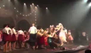 VIDEO: bailarines saltan tan fuerte que destrozan escenario de teatro