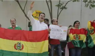 San Isidro: ciudadanos bolivianos celebraron dimisión de Morales en exteriores de embajada