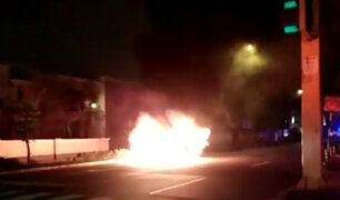 San Isidro: camioneta se incendia en medio de la pista por fuga de gas