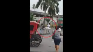 Iquitos: paciente es trasladado en camilla por la vía pública