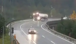 Eslovenia: auto lanza al vació a camión tras impactarlo