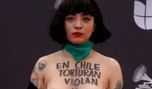 Mon Laferte protesta en toppless en los Latin Grammy: "En Chile torturan, matan y violan"